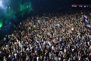 Parti kalabalık bir canlı konser