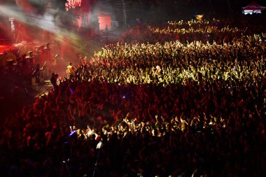 Kalabalık bir stadyumda eğlenmek