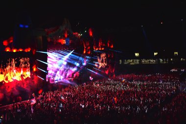 Dj Sahne Alanı'ndaki insanlar kalabalığın önünde loive karıştırma