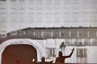 Dj Sahne Alanı'ndaki insanlar kalabalığın önünde loive karıştırma