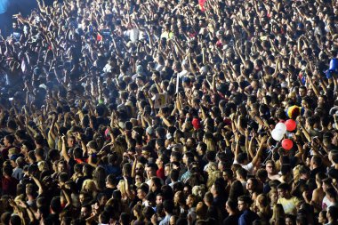 Parti kalabalık bir canlı konser