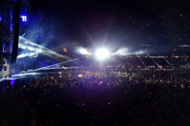 Parti kalabalık bir canlı konser