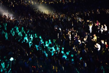 kalabalık seyirci kadar eller yükselterek bir müzik konserinde