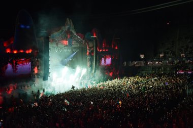 Dj Sahne Alanı'ndaki insanlar kalabalığın önünde loive karıştırma