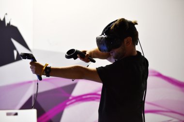 Sanal gerçeklik Htc Vive kulaklık ve el denetimleri