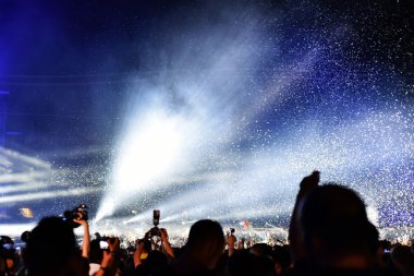 Kalabalığa canlı konser üzerine konfeti atma