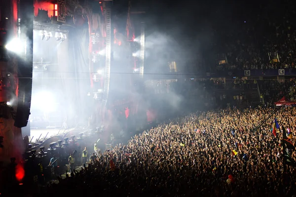 Partying crowd at a live concert — Stock Photo, Image