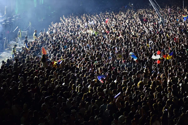 Kalabalık insan sahne önünde bir konserde — Stok fotoğraf