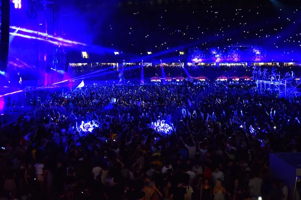 Partying crowd at a live concert — Stock Photo, Image