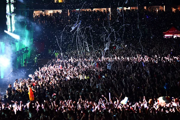 Jogando confete do palco na multidão — Fotografia de Stock