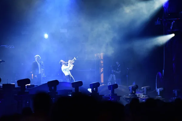 Parov Stelar banda realiza un concierto en vivo en el escenario — Foto de Stock