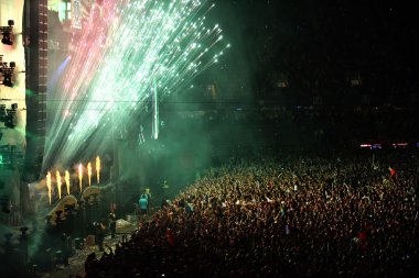 Canlı konserde havai fişek