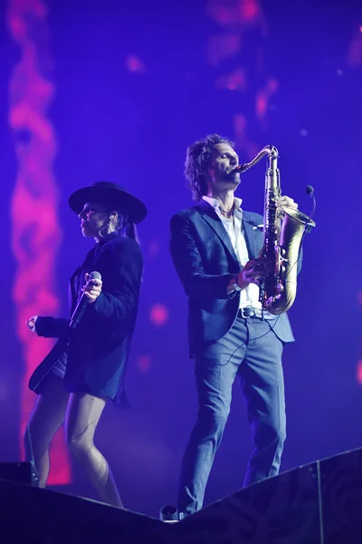 Parov Stelar band élő koncertet ad a színpadon — Stock Fotó