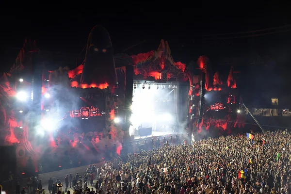 Dj mixing loive on the stage in front of crowd of people — Stock Photo, Image