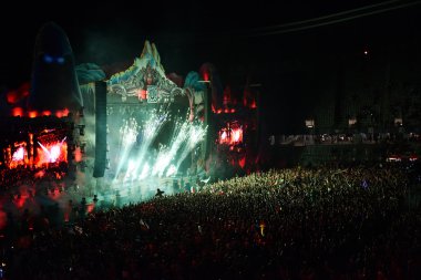 Dj Sahne Alanı'ndaki insanlar kalabalığın önünde loive karıştırma