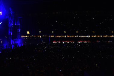 Parti kalabalık bir canlı konser