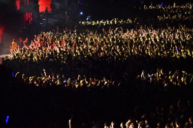 Kalabalık bir stadyumda eğlenmek