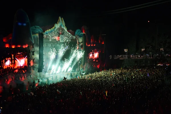 DJ mieszanie loive na scenie przed tłumem ludzi — Zdjęcie stockowe