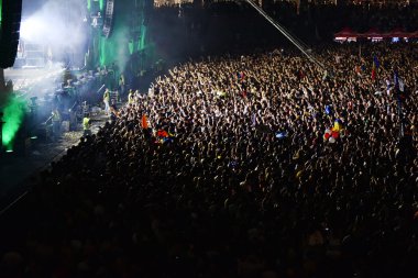 Parti kalabalık bir canlı konser