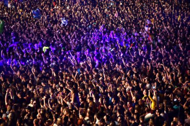 Kalabalık bir stadyumda eğlenmek