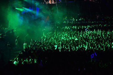 Parti kalabalık bir canlı konser