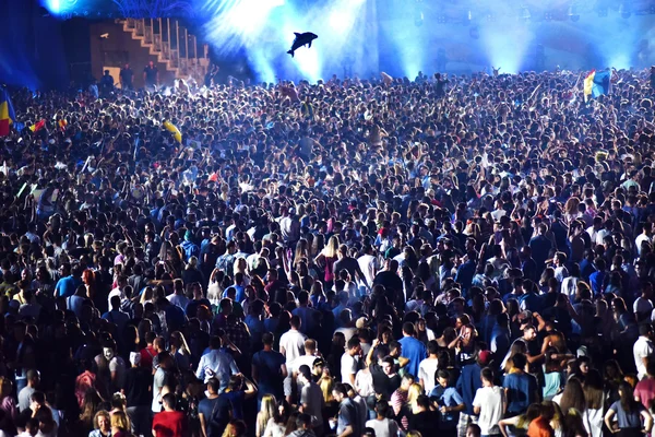 Dav na hudební koncert, publikum pozvedá ruce — Stock fotografie