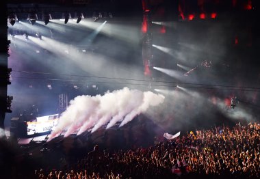 Dj Sahne Alanı'ndaki insanlar kalabalığın önünde loive karıştırma