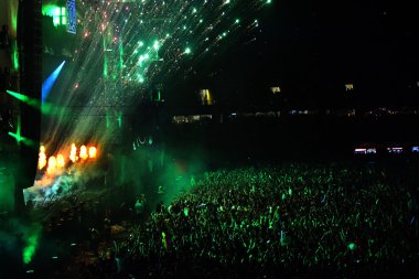 Canlı konserde havai fişek