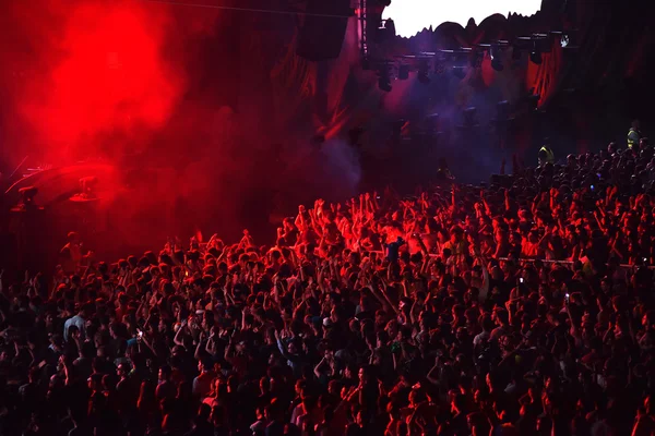 Partying crowd of people at concert — Stock Photo, Image