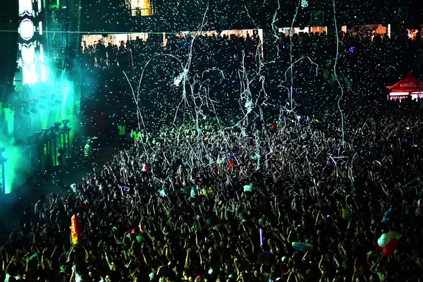Gooien van confetti van het podium op de menigte — Stockfoto