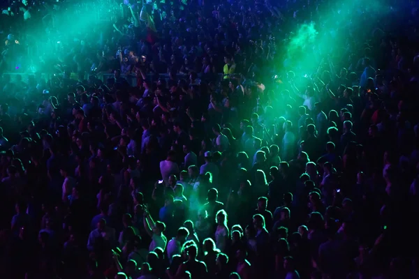 Foule à un concert de musique, public levant la main — Photo