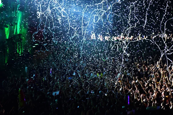 Gooien van confetti van het podium op de menigte — Stockfoto