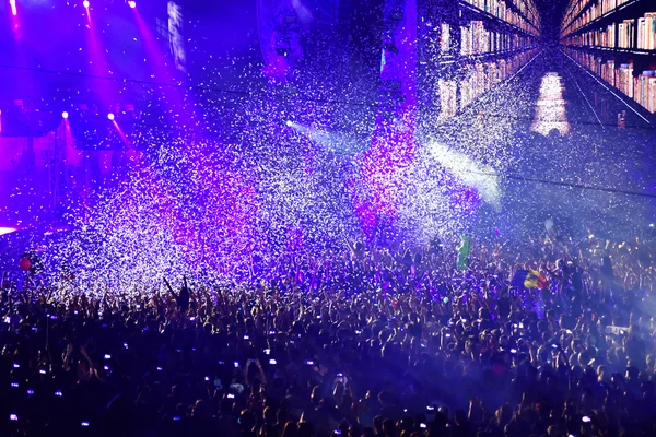 Confetti sobre fiesta multitud durante un concierto en vivo —  Fotos de Stock