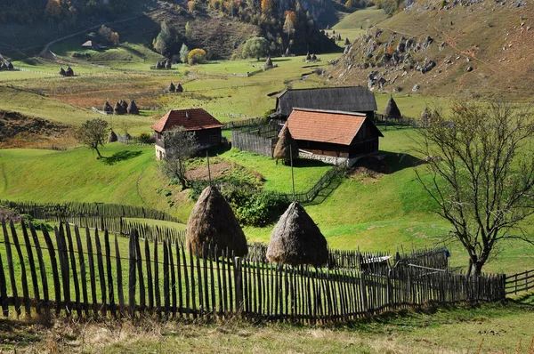 Sonbahar dağlarda. Kırsal kırsal köy ve Çiftlik Turizmi — Stok fotoğraf