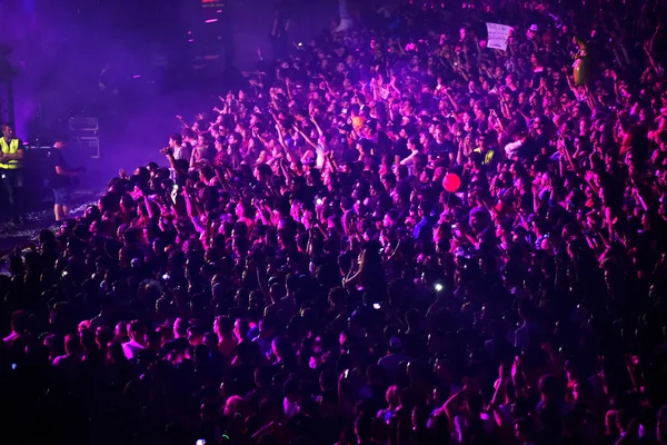 Crowd having fun in a stadium — Stock Photo, Image