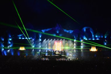 Canlı bir müzik festivalinde sahnede karıştırma dj