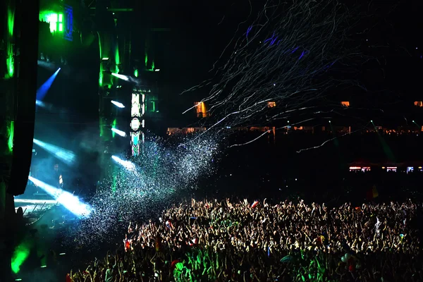 Lanzando confeti desde el escenario sobre la multitud — Foto de Stock