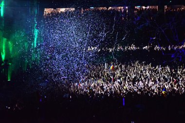 Kalabalık sahnede üzerinden konfeti atma