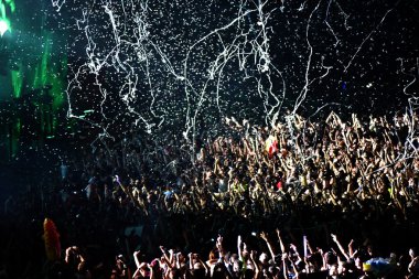 Kalabalık sahnede üzerinden konfeti atma