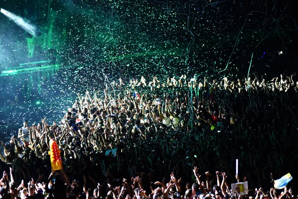 Gooien van confetti van het podium op de menigte — Stockfoto