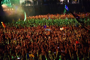 Parti kalabalık bir canlı konser