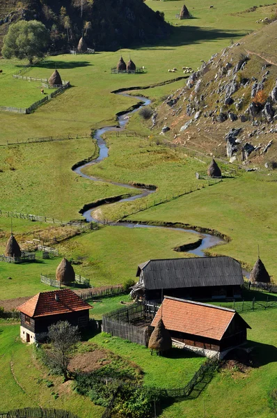 Sonbahar dağlarda - küçük yazlık ile kırsal manzara — Stok fotoğraf