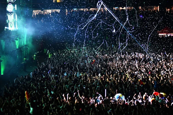 Rzucanie konfetti ze sceny na tłum — Zdjęcie stockowe