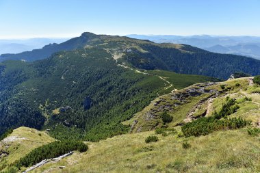 Dağ manzarası. Ceahlau dağlar, Doğu Karpatlar, Roma
