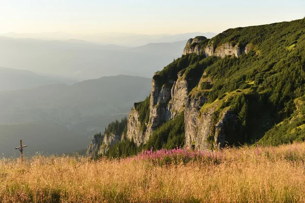 Paisagem montesa. Ceahlau montanhas, Cárpatos orientais, Roma — Fotografia de Stock