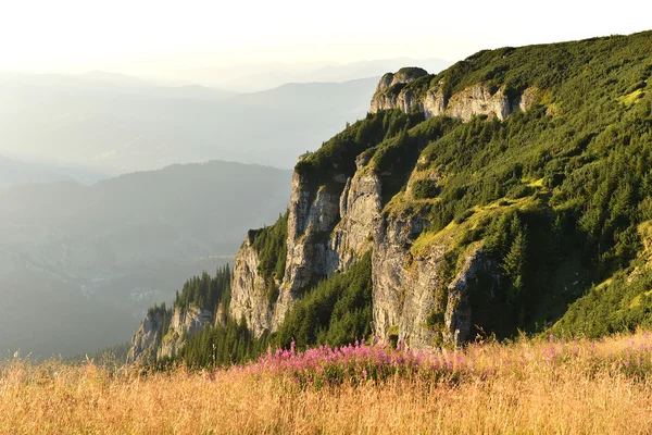 Bergslandskap. Ceahlau berg, östra Karpaterna, Roma — Stockfoto