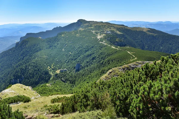 Paesaggio montano. Montagne Ceahlau, Carpazi orientali, Roma — Foto Stock