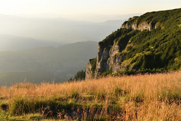 Paisaje de montaña. Montañas Ceahlau, Cárpatos orientales, Roma — Foto de Stock