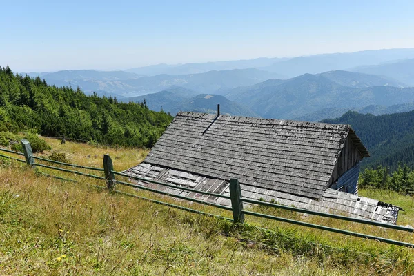 小さなコテージ、山に小屋 — ストック写真