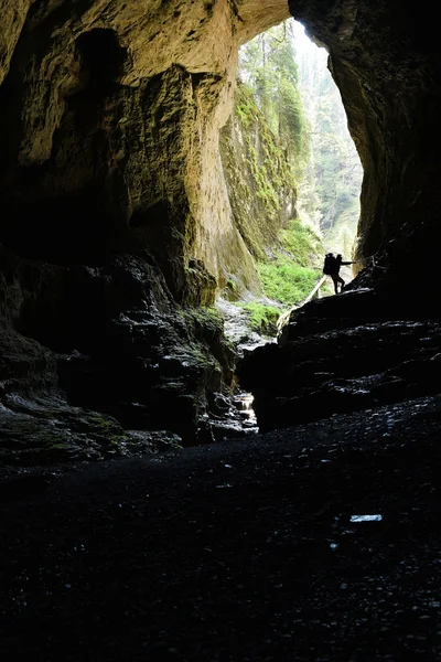 Entrada a una cueva — Foto de Stock